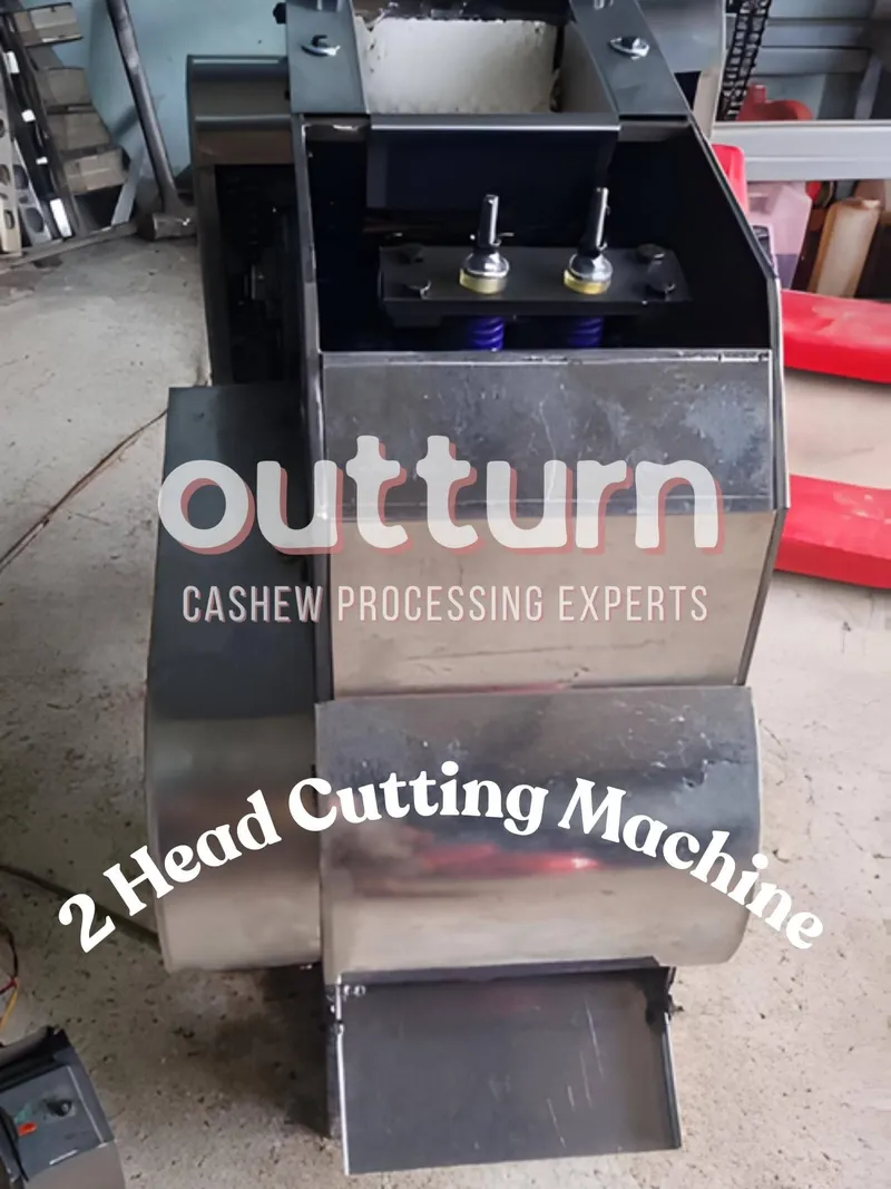 Máquina de corte de castanha de caju OUTTURN de 2 cabeças mostrando o par de copos de corte em aço inoxidável e o conjunto de lâminas