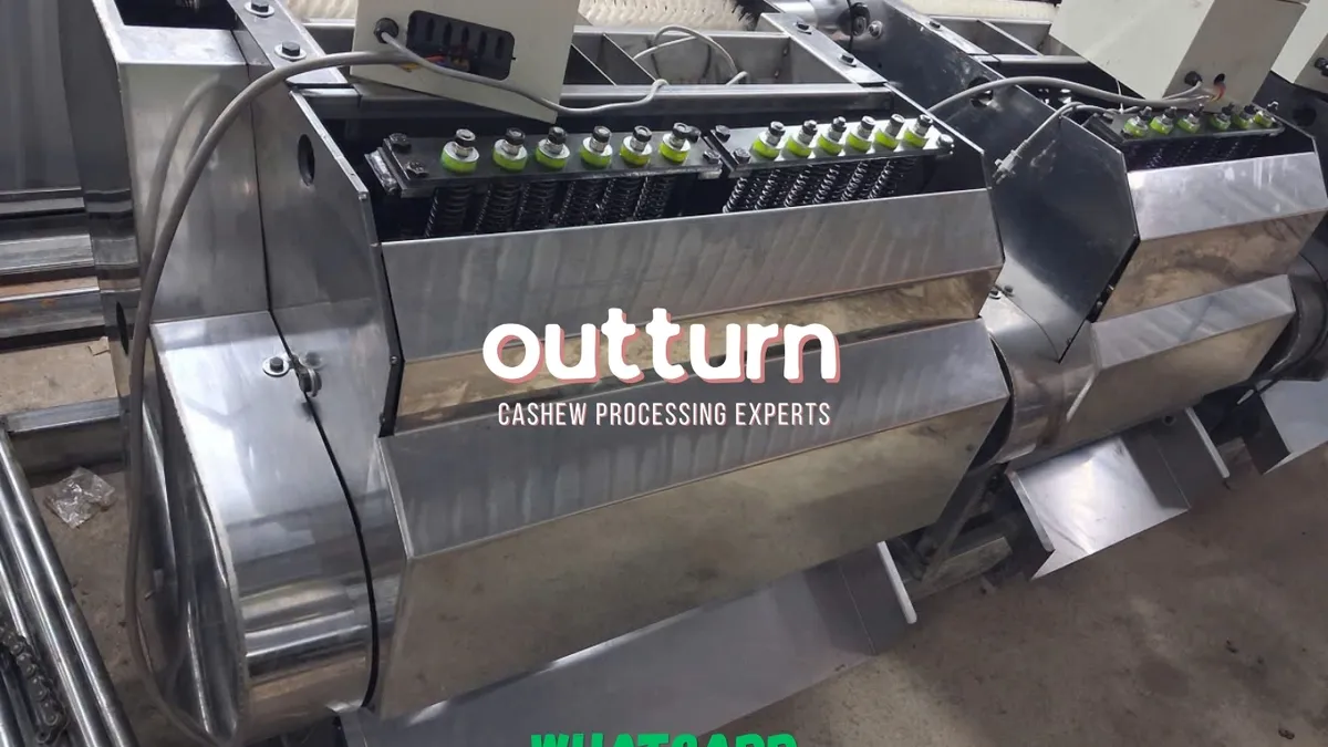 Dos cortadoras rotativas de anacardo OUTTURN una junto a otra en la fábrica de Bình Phước, Vietnam