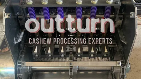 Motor elétrico e painel de controle em uma máquina de corte de caju da OUTTURN no chão de fábrica